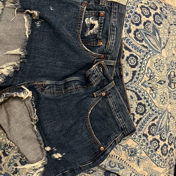 Women’s Levi shorts - Picture 2 of 6
